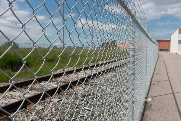 Chain Link Mesh Fence voor het spoor — Stockfoto