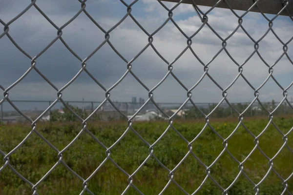 Clôture en maille à mailles de chaîne avec horizon calcaire au loin — Photo