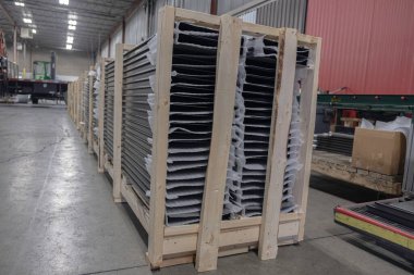 İnşaat alanına teslim edilecek metal çatı levhaları.