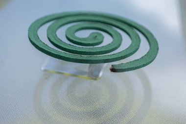 Sivrisinek ısırıklarından korunmak için yanan sivrisinek kovucu bobinlerin üst görüntüsü