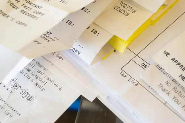 Gider raporunda işletme giderlerini talep etmek için kredi kartı slipleri ve faturaları