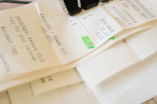 Gider raporunda işletme giderlerini talep etmek için kredi kartı slipleri ve faturaları