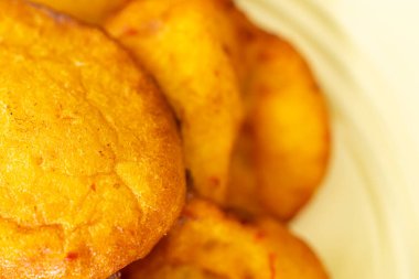 Nijerya Kızarmış Fasulye Keki - Akara Sarı Tabak 'ta yemeye hazır