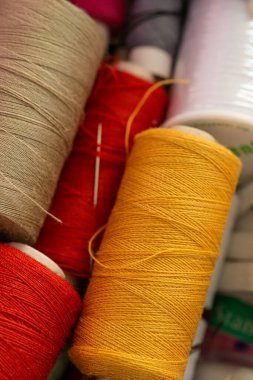 Elbise dikmek için kullanılan çeşitli renkli lastik izleri koleksiyonu