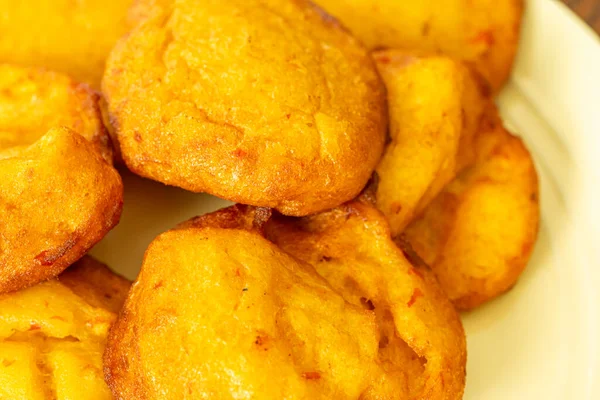 Frittierte nigerianische Pfannkuchen - Akara fertig zum Essen auf gelbem Teller — Stockfoto