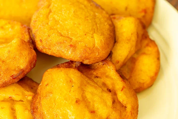 Nijerya Kızarmış Fasulye Keki - Akara Sarı Tabak 'ta yemeye hazır