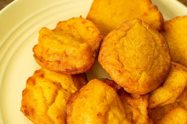 Frittierte nigerianische Pfannkuchen - Akara fertig zum Essen auf gelbem Teller — Stockfoto