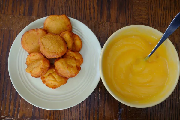 Torta di beancake nigeriana fritta Akara con Custard — Foto Stock