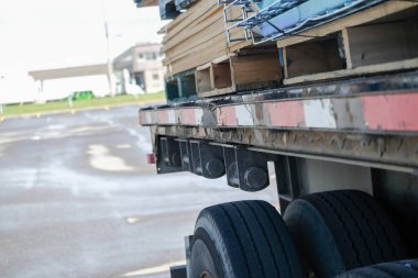 Kargo kamyonu hedefe götürülecek.