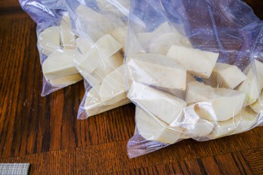 Nijerya Beyaz Yam 'ı buzdolabında depolamak için plastik torbaya dilimlenmiş.