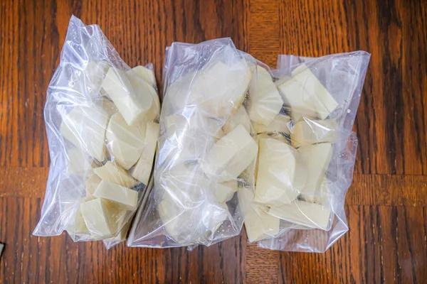 Нигерийский белый ямс нарезанный в пластиковый пакет для хранения в холодильнике — стоковое фото