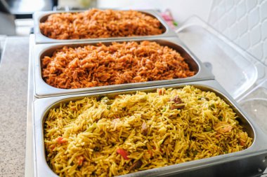 Nijerya Jollof ve Sebze Kızarmış Pirinci Chaffing 'de servis ediliyor.