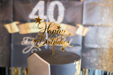 Doğum günü pastanın üzerindeki doğum günü süslemesi tabelası kutlu olsun.