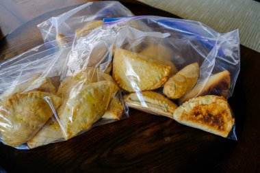 Plastik poşetlerde Nijerya köfteleri