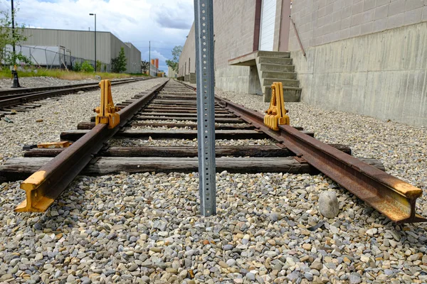 Fin de ligne de chemin de fer derrière un bâtiment d'usine — Photo