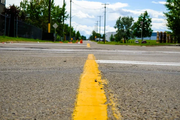 Ligne de démarcation jaune dans une rue de la ville - Angle bas — Photo