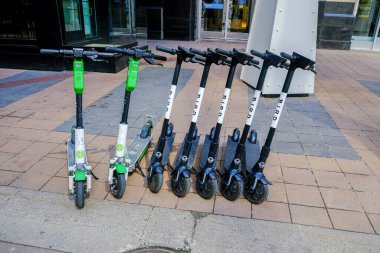 18 Temmuz 2020 - Calgary Alberta, Kanada - Calgary Caddesi 'nde Elektrikli Scooter' lar