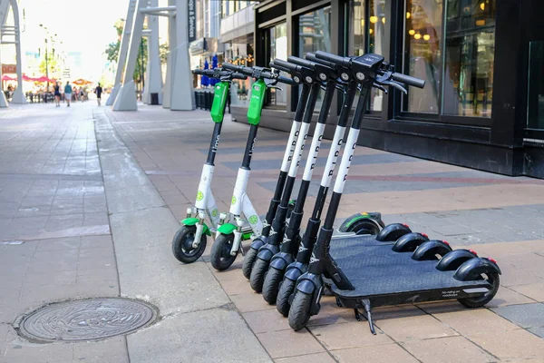 18 de julio de 2020 - Calgary Alberta, Canadá - Scooters eléctricos en el centro de Calgary Street — Foto de Stock