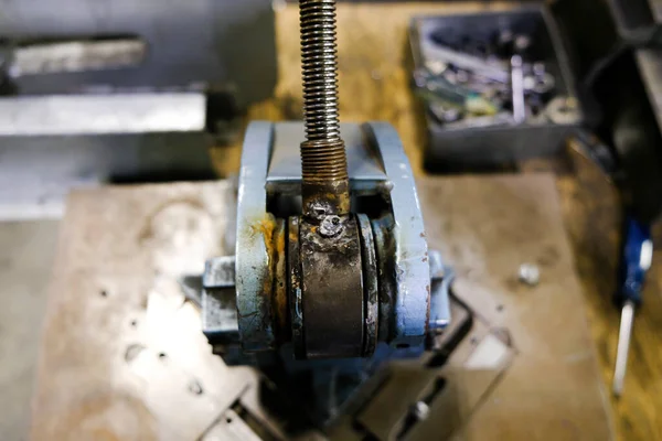 Narzędzia i maszyny do produkcji dachów metalowych w fabryce — Zdjęcie stockowe