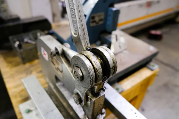 Outils et machines de production de toiture métallique dans une usine — Photo