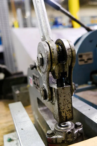 Kovové střešní výrobní nástroje a stroje v továrně — Stock fotografie