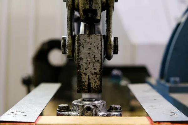 Outils et machines de production de toiture métallique dans une usine — Photo