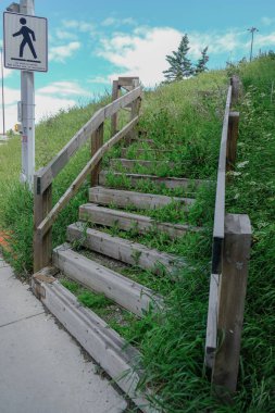 Çimenlerle kaplı olan tepeden karşıya geçmek için kullanılan eski merdiven.