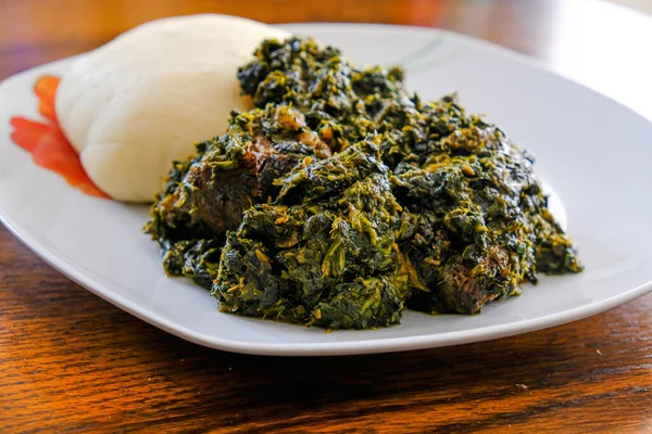 Nijerya yer elması, Afang Çorbası ile servis edilir. — Stok fotoğraf