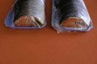 Buzdolabından taze somon sarması.