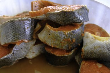 Salamura edilmiş somon bifteği pişirmeye hazır.