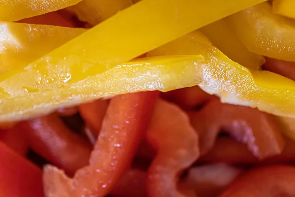 Rodajas de pimientos orgánicos frescos rojos y amarillos — Foto de Stock