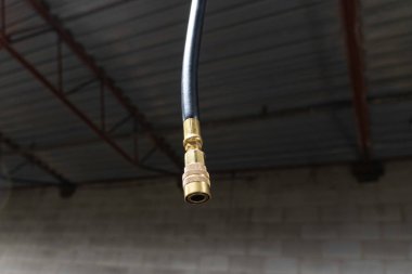 Hava hortumu başlığı fabrikanın çatısından askıya alındı