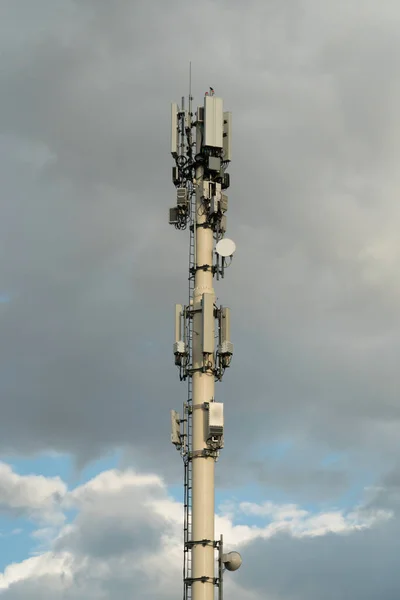 RF Torres de transmisión de comunicación bajo cielo nublado —  Fotos de Stock