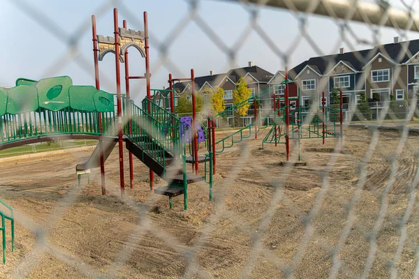 Parque infantil en construcción detrás de una valla — Foto de Stock