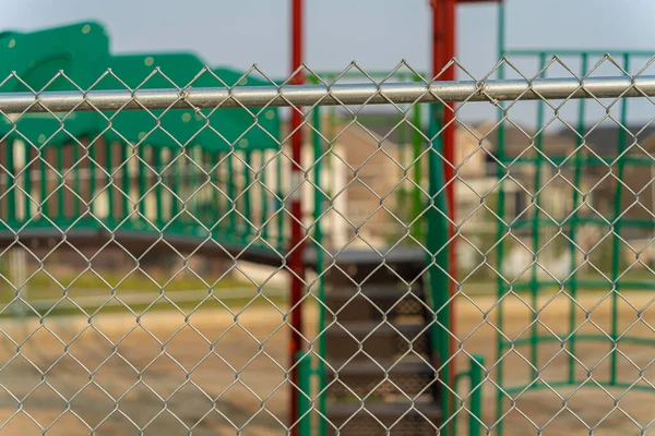 Aire de jeux Childrend en construction derrière une clôture — Photo