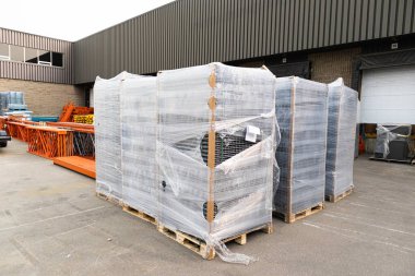 Fabrikanın raflarını hazırlamak için kullanılan fabrika depolama ekipmanları.