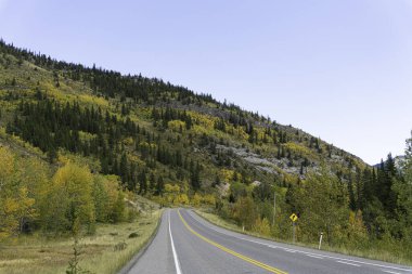 Kanada, Alberta 'daki kayalık dağlara sür.