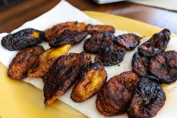 Nigeriaanse diepgebakken overrijpe weegbree klaar om te eten — Stockfoto