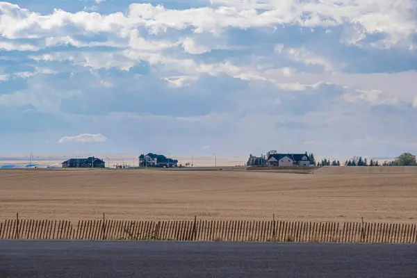 Case sull'altro lato del campo agricolo — Foto Stock