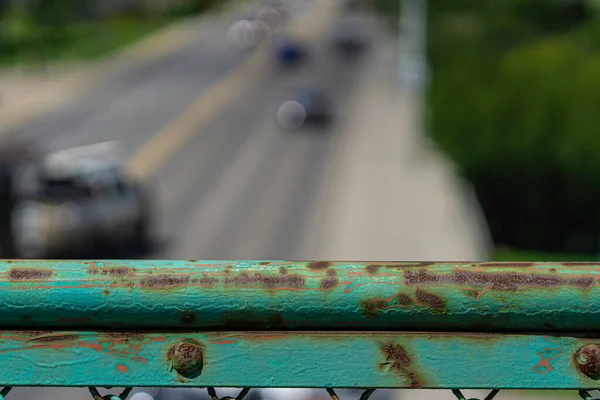 Passerelle de pont rouillé surplombant une route — Photo