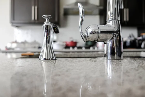 Torneira de torneira de água na pia da cozinha em uma casa — Fotografia de Stock