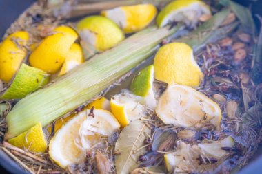 Limon ve bitkilerden bitki çayı yapıyorum.