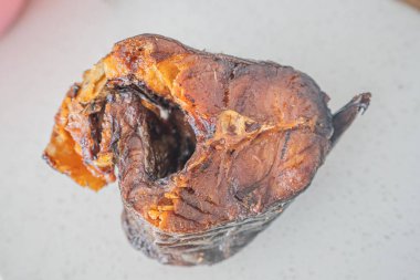 Bir dilim kızarmış balık.