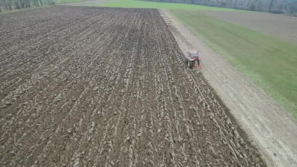 Zemědělství Farmaření Traktor Zorat Pole Předjaří Letecké Záběry — Stock video