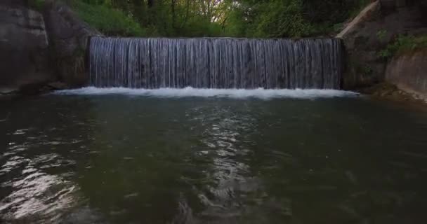 Пташиного Польоту Водоспад Невеликої Річки Межі Лісу — стокове відео