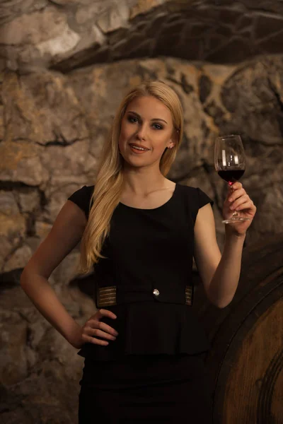 Belle Jeune Femme Blonde Boit Vin Dans Une Cave Vin — Photo