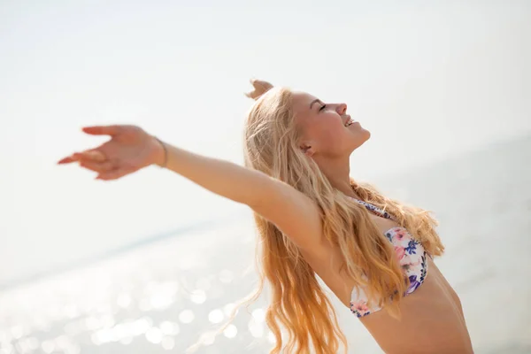 Красивая Молодая Женщина Наслаждается Пляже Поднятыми Руками Концепция Успеха — стоковое фото
