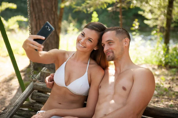 Jeune Couple Actif Prenant Selfie Dans Parc Près Rivière — Photo