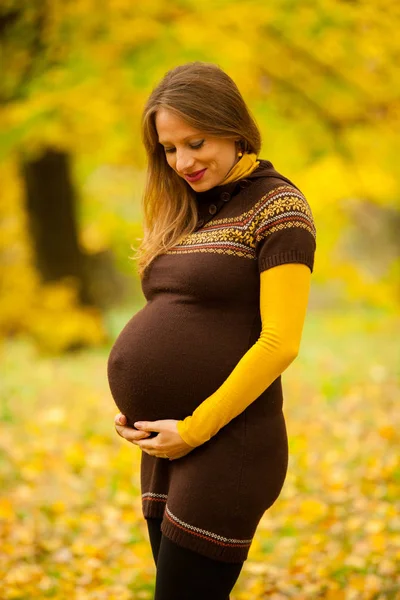 Ung Sjuk Kvinna Håller Piller Och Kopp Hennes Händer — Stockfoto