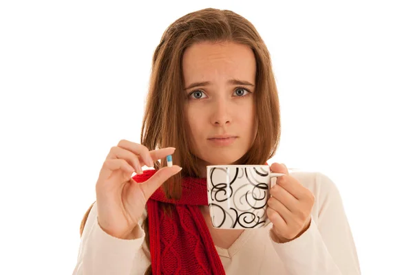 Młoda Kobieta Źle Trzyma Pigułki Filiżankę Herbaty Jej Ręce — Zdjęcie stockowe